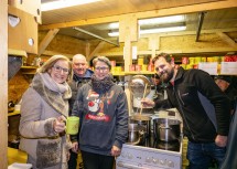 Gestern Freitag und heute Samstag dürfen sich die Gäste bei „Weihnachten im Park“ in St. Pölten auf zahlreiche Schmankerl, Punsch & Glühwein und gute Musik freuen – der Reinerlös des Weihnachtsmarktes kommt der Freiwilligen Feuerwehr zugute.