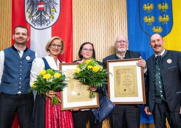 (v.l.) Vizebürgermeister Martin Schabauer, Landeshauptfrau Johanna Mikl-Leitner, Edith Dissauer, Witwe von Chronist Gottfried Dissauer, dem posthum die Ehrenbürgerschaft verliehen wurde, Ehrenbürger Bürgermeister a.D. Chronist Ernst Schabauer und Bürgermeister Johannes Hennerfeind.