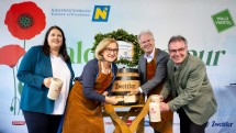 Vizebürgermeisterin Kathrin Gaál, Landeshauptfrau Johanna Mikl-Leitner, Karl Schwarz und Tom Bauer (v.l.n.r.) nach dem Bieranstich.