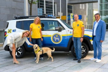 Landeshauptfrau Johanna Mikl-Leitner, Karin Kuhn (GF Rettungshunde NÖ und Ausbildungs- und Einsatzleiterin), Gillie (Rettungshund), Stefan Tucek (GF-Stellvertreter, Hundeführer) und LAbg. Anton Erber (Obmann Rettungshunde NÖ) freuen sich über das neue Einsatzfahrzeug.