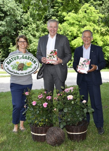 „Natur im Garten“-Regionalbetreuerin Petra Hirner, Landesrat Martin Eichtinger und Autor Gerhard Weber präsentieren den neuen Rosenratgeber. (v.l.n.r.)