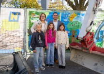 Landeshauptfrau Johanna Mikl-Leitner und Bürgermeister Patrick Strobl mit Bruno, Leonie und Amelie aus der Volksschule Melk, die die Plakate für den neuen Stadtgarten kreiert haben.