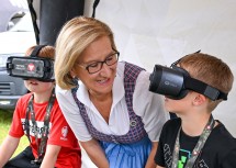 Landeshauptfrau Johanna Mikl-Leitner lässt sich von den jungen Messebesuchern die Welt der „Virtual Reality“ zeigen. 