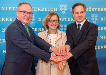 Gemeinsamer Schulterschluss von Land Niederösterreich und Landwirtschaftskammer Niederösterreich: LH-Stellvertreter Stephan Pernkopf, Landeshauptfrau Johanna Mikl-Leitner und Johannes Schmuckenschlager, Präsident der Landwirtschaftskammer Niederösterreich (v.l.n.r.).