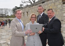 Landeshauptfrau Johanna Mikl-Leitner mit Markus Wachter, dem Geschäftsführer der Römerstadt Carnuntum, Eduard Pollhammer, dem stellvertretenden wissenschaftlichen Leiter von Carnuntum, und dem wissenschaftlichen Leiter Franz Humer erkunden mit der neuen App die Römerstadt Carnuntum (v.l.n.r.)