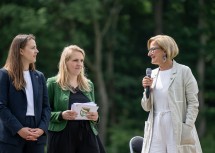 Im Bild von links nach rechts: Bürgermeisterin Bernadette Geieregger, Moderatorin Theresa Edtstadler-Kulhanek und Landeshauptfrau Johanna Mikl-Leitner