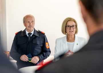 Landeshauptfrau Johanna Mikl-Leitner und Erich Schilcher, Kommandant der Betriebsfeuerwehr Landhaus.