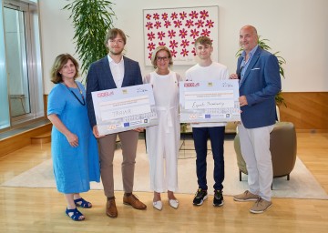 (v.l.n.r.) tecnet-Geschäftsführerin Doris Agneter, Adam Brestovanský (TRAINR), Landeshauptfrau Johanna Mikl-Leitner, Julian Pecho (Esports Broadcasting) und accent-Geschäftsführer Michael Moll.