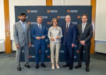 Chief Operating Officer Hasan Karam, Bundesminister Wolfgang Hattmannsdorfer, Vorstandsvorsitzender Roger Kearns, Landeshauptfrau Johanna Mikl-Leitner und Chief Commercial Officer Roland Janssen (v.l.n.r.)