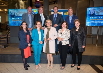 Eröffneten gemeinsam die dritte Schau im Innovation Corner NÖ im Technischen Museum (vorne v.l.n.r.): Prorektorin Sabine Siegl-Amerer, Vizerektorin Viktoria Weber, Landeshauptfrau Johanna Mikl-Leitner, Geschäftsführerin Doris Agneter, Barbara Diehl (Bundesagentur für Sprung-Innovation), Geschäftsführer Michael Moll (hinten v.l.n.r.), Direktor Robert Wagner, Generaldirektor Peter Aufreiter und Moderator Klaus Kotek.