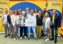 Landeshauptfrau Johanna Mikl-Leitner (Mitte), Andreas Kuba (li. außen) und Harald Knabl (2. Reihe, re. außen) mit teilnehmenden Künstlerinnen und Künstlern der „Tage der Offenen Ateliers“ aus Baden.