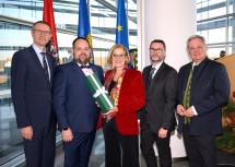 Von links nach rechts: Vorstand der Landesgesundheitsagentur Alfred Zens, Daniel Raimann (interim. Leiter Servicebereich Haustechnik im Landesklinikum Baden-Mödling), Landeshauptfrau Johanna Mikl-Leitner, ZBR-Vorsitzender Gottfried Feiertag und der Direktor für Medizin und Pflege der LGA Markus Klamminger.