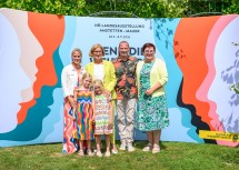 Barbara (links) und Josef Starkl mit Kindern sowie Landeshauptfrau Johanna Mikl-Leitner und Moststraßen-Obfrau Michaela Hinterholzer.