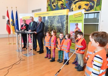 Frühjahrsputz „Wir halten Niederösterreich sauber“ startet. Im Bild von links nach rechts: Landesrat Ludwig Schleritzko, LH-Stellvertreter Stephan Pernkopf, Anton Kasser, Präsident der Umweltverbände NÖ, und Kinder vom Landeskindergarten im Regierungsviertel St. Pölten.