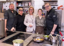 (v.l.n.r.) Bernhard Bayer, Rosa Golob-Fichtinger, Landeshauptfrau Johanna Mikl-Leitner, Lehrling Vanessa Kienmayr und Michael Kolm.