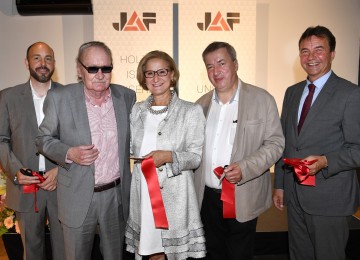 Clemens Zika, Leiter der Geschäftsstelle in Stockerau, Firmen-Eigentümer Johann Frischeis, Landeshauptfrau Johanna Mikl-Leitner, Bürgermeister Helmut Laab und Geschäftsführer Werner Stix (v.l.n.r.)