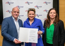 AKNÖ Präsident Markus Wieser, Landesrätin Susanne Rosenkranz und Obfrau Bettina Heise mit der unterzeichneten Kooperationsvereinbarung.