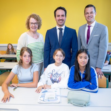 Zu Besuch in der Klasse 2E des BG/BRG Groß-Enzersdorf: Landesrätin Christiane Teschl-Hofmeister, Bildungsminister Christoph Wiederkehr und der NÖ Bildungsdirektor Karl Fritthum mit (v.l.) Sofia, Isabella und Thi.