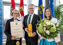 Ehrenzeichen-Überreichung im NÖ Landhaus: Landeshauptfrau Johanna Mikl-Leitner mit Landeshauptmann a. D. Christopher Drexler und dessen Gattin Iris.
