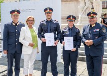 Landeshauptfrau Johanna Mikl-Leitner mit Landespolizeidirektor Franz Popp (li.) und Bundespolizeidirektor Michael Takacs (re.) bei der Übergabe von Dienstprüfungszeugnissen.