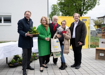 St. Pöltens Bürgermeister Matthias Stadler, Wohnbau-Landesrätin Christiane Teschl-Hofmeister, Obmann der Allgemeinen gemeinnützigen Wohnungsgenossenschaft St. Pölten Wilhelm Gelb, Mieterin Katharina Strasser mit Sohn Valentin und Vorstandsmitglied der Allgemeinen gemeinnützigen Wohnungsgenossenschaft St. Pölten Jakob Gelb (v.l.n.r.)