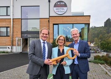 Landeshauptfrau Johanna Mikl-Leitner mit Hotelier Alexander Ipp (li.) und Brauereichef und Hoteleigentümer Karl Schwarz (re.) in einem der 22 neuen Zimmer des „I´m Inn Zwettl“.