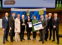 Niederösterreichischer Vorsorgepreis in der Kategorie „Bildungseinrichtungen“ für das Projekt „I love my heart! – Herzgesundheit = LIFESTYLE & PRÄVENTION“ von der Organisation „Wealth Health Project“ (Sponsor: „Beste Gesundheit“): Bernhard Lackner, Vorstandsdirektor der NÖ Versicherung, Peter Harold, Vorstandsvorsitzender der HYPO NOE, Landeshauptfrau Johanna Mikl-Leitner, die Vertreter des Gewinnerprojekts Erwin Steiner und Brigitte Stiebitz, Karin Weißenböck, Geschäftsführerin „Beste Gesundheit“, Landesrat Ludwig Schleritzko, Walter Troger, Geschäftsführer VAMED Standortentwicklung, Jan Pazourek, Generaldirektor der NÖ Gebietskrankenkasse, und Wolfgang Maier, Leiter Personalwesen EVN (v.l.n.r.)