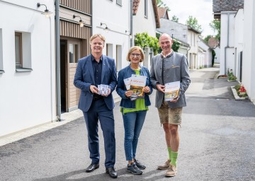 Von links nach rechts: Der Geschäftsführer der NÖ Werbung Michael Duscher, Landeshauptfrau Johanna Mikl-Leitner und der Geschäftsführer der Weinviertel Tourismus GmbH Hannes Steinacker.
