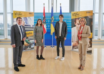 Landeshauptfrau Johanna Mikl-Leitner und Wolfgang Ecker, Präsident der Wirtschaftskammer NÖ, gratulieren Bianca Dirnecker und Eric Raffetseder zum ausgezeichneten Lehrabschluss – stellvertretend für die 583 jungen Menschen, die ihre Lehre 2019/2020 mit Auszeichnung zu Ende gebracht haben.