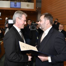 Der scheidende Landtagspräsident Hans Penz überreichte das Ernennungsdekret an seinen Nachfolger Karl Wilfing.