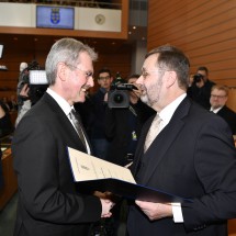 Der scheidende Landtagspräsident Hans Penz überreichte das Ernennungsdekret an seinen Nachfolger Karl Wilfing. 