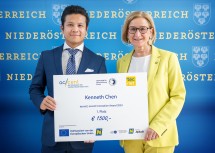 Landeshauptfrau Johanna Mikl-Leitner und Award-Sieger Kenneth Chen.