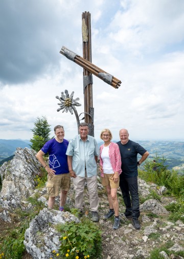 Beim neuen Gipfelkreuz am Prochenberg bei Ybbsitz (v.l.n.r.): Thomas Welser, Altabt Berthold Heigl, Landeshauptfrau Johanna Mikl-Leitner und Andreas Welser.