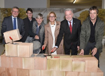 Wiener Neustadt gestaltet Stadtmuseum neu. Im Bild von links nach rechts: Hermann Dikowitsch, Leiter der Gruppe Kultur, Wissenschaft und Unterricht beim Amt der NÖ Landesregierung, Guido Wirth, Geschäftsführer der Niederösterreichischen Landesausstellung, Architekt Christoph Schmidt-Ginzkey, Landeshauptfrau Johanna Mikl-Leitner, Bürgermeister Schneeberger und Architekt Peter Übersberger