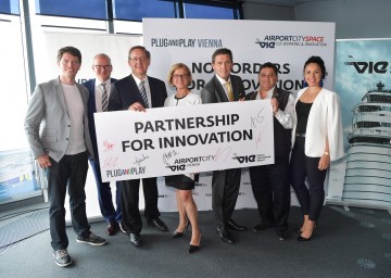 Silicon Valley landet am Airport. Im Bild von links nach rechts: Georg Hauer, General Manager Austria N26 Group, die Flughafen Vorstände Julian Jäger und Günther Ofner, Landeshauptfrau Johanna Mikl-Leitner, der Wiener Stadtrat Peter Hanke, die  „Plug and Play“-Gründer Saeed Amidi sowie Renée Wagner, Managing Director für „Plug and Play“ in Österreich
