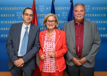Förderzusage für die Umstellung der Straßenbeleuchtung in Zwölfaxing durch Landeshauptfrau Johanna Mikl-Leitner (m.), im Bild mit Vizebürgermeister Sebastian Zell (l.) und Bürgermeister Walter Buxkandl (r.).