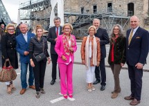 Zahlreiche Ehrengäste bei der Premiere von „Romeo und Julia“ im Burghof in Perchtoldsdorf.