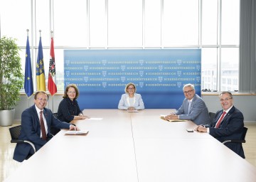 Landeshauptfrau Johanna Mikl-Leitner (mitte) und Bildungs-Landesrätin Christiane Teschl-Hofmeister (2. v. l.) informierten mit NÖ Gemeindebund-Präsident Alfred Riedl (2. v. r), Präsident Rupert Dworak (rechts; Verband Sozialdemokratischer GemeindevertreterInnen in NÖ) und dem Vorsitzenden der Landesgruppe NÖ des Österreichischen Städtebundes Matthias Stadler (links) über das Paket zur Ferienbetreuung.