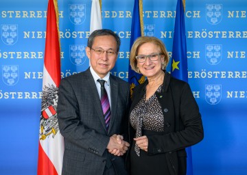 Landeshauptfrau Johanna Mikl-Leitner mit dem japanischen Botschafter Ryuta Mizuuchi.