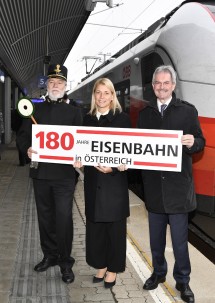 Im Bild von links nach rechts: ÖBB-Schaffner Walter Neumann, Verkehrslandesrat Karl Wilfing und ÖBB Personenverkehrsvorständin Evelyn Palla