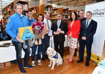 v.l.n.r. Vertreter vom Zivilschutzverband Dietmar Wurzer (Stv. GF), Sabine Petzl und Franz Zehetgruber mit Landesrat Ludwig Schleritzko, Ursula Liebmann (GF Treffpunkt Bibliothek), Hans-Joachim Alscher (Bibliotheksdirektor) und Roman Zehetmayer (Archivdirektor & Abteilungsleiter NÖ Landesbibliothek/NÖ Landesarchiv) sowie Therapiehund Susi 