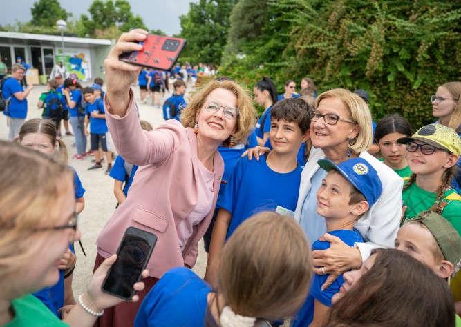 Rund 210.000 Schülerinnen und Schüler und über 22.000 Lehrkräfte starten morgen in das neue Schuljahr