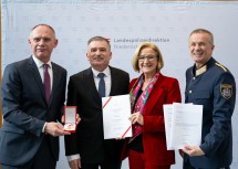 Bundesminister Gerhard Karner, Erwin Fass (AbtInsp PI Leobersdorf – BPK Baden) mit dem Goldenen Verdienstzeichen der Republik Österreich, Landeshauptfrau Johanna Mikl-Leitner und Landespolizeidirektor Franz Popp (v.l.n.r.).