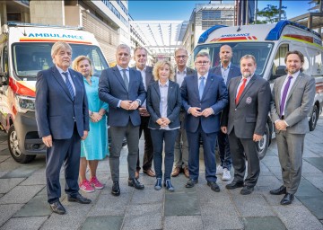 Informierten zur künftigen Ausgestaltung der Rettungslandschaft in Niederösterreich (v.l.n.r.): Arbeiter-Samariter-Bund NÖ Präsident Hannes Sauer, LGA-Vorständin Elisabeth Bräutigam, Landesrat Martin Antauer, NÖ Gemeindevertreterverband Präsident Andreas Kollross, Landesrätin Eva Prischl, NÖ Gemeindebund Präsident Johannes Pressl, Landesrat Ludwig Schleritzko, Notruf NÖ Geschäftsführer Christian Fohringer, Rotes Kreuz NÖ Präsident Hans Ebner und ÖAMTC Flugrettung Geschäftsführer Marco Trefanitz