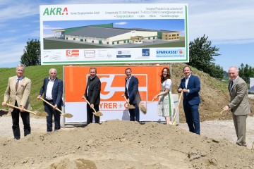 Im Bild von links nach rechts: Gundakar Liechtenstein, Bürgermeister Franz Wohlmuth, Geschäftsführer Robert Karner, Wirtschaftslandesrat Jochen Danninger, Maggie Entenfellner, Bürgermeister Martin Michalitsch, ecoplus-Geschäftsführer Helmut Miernicki 