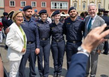 Landeshauptfrau Johanna Mikl-Leitner und Bürgermeister Klaus Schneeberger nahmen sich Zeit für Erinnerungsfotos mit den Angelobten und Ausgemusterten.