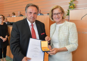 Landeshauptfrau Johanna Mikl-Leitner überreichte Franz Chalupecky, Vorsitzender des Vorstandes der ABB AG Österreich, das Große Goldene Ehrenzeichen für Verdienste um das Bundesland Niederösterreich