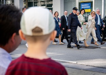 Landeshauptfrau Johanna Mikl-Leitner, LH-Stellvertreter Stephan Pernkopf, Bürgermeisterin Brigitte Thallauer und Landhaus-Betriebsfeuerwehr-Kommandant Erich Schilcher auf dem Weg zum Maibaumaufstellen.