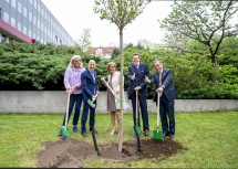 Pflanzten gemeinsam einen Kirschbaum (v.l.n.r.): Regierungskomissärin Ursula Plassnik, Bundesminister Martin Kocher, Landeshauptfrau Johanna Mikl-Leitner, WKÖ-Präsident Harald Mahrer und S.E. Ryuta Mizuuchi.