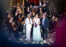 Landeshauptfrau Johanna Mikl-Leitner im Gespräch mit Moderatorin Teresa Vogl und dem künstlerischen Leiter Rudolf Buchbinder (v.l.n.r.).